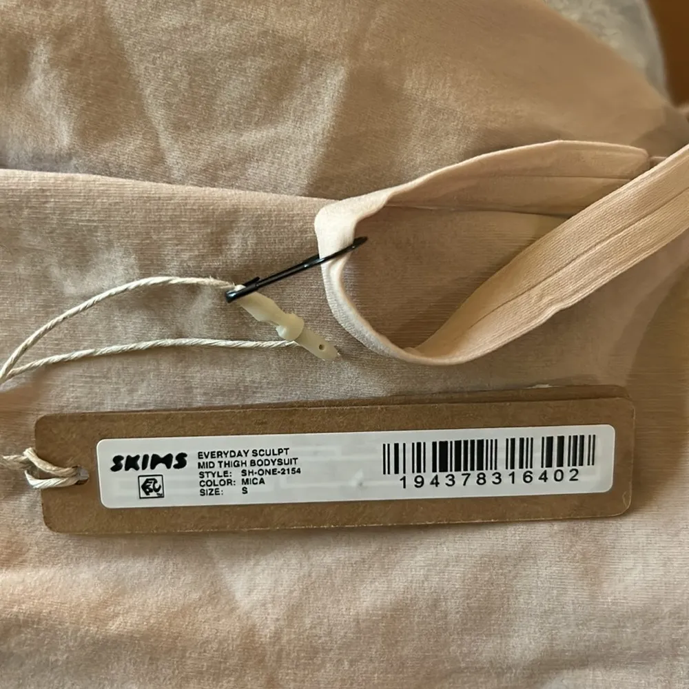 NWT Skims Everyday sculpt mid thigh bodysuit COLOR MICA SIZE S - Image 4