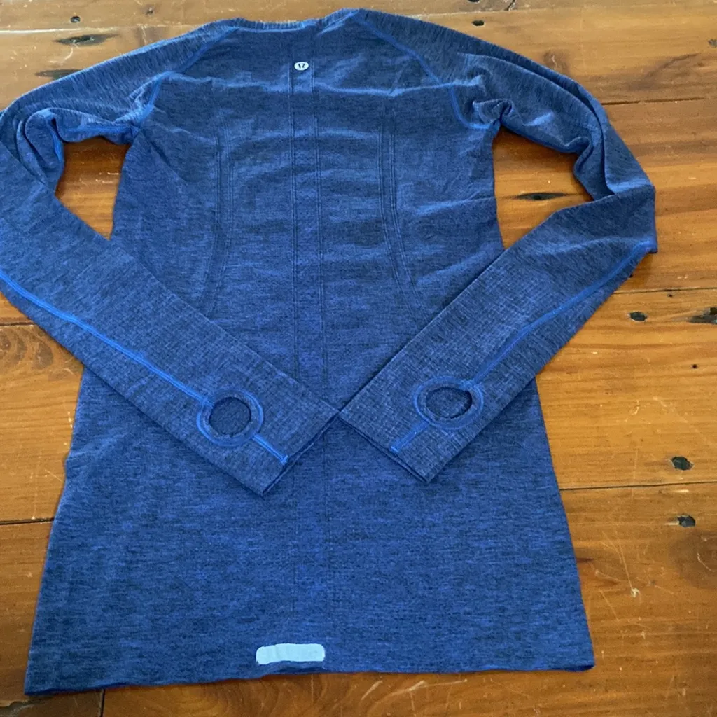 Lululemon Long Sleeve, Crew Neck top with‎ thumb hole, Size 4 - Image 2