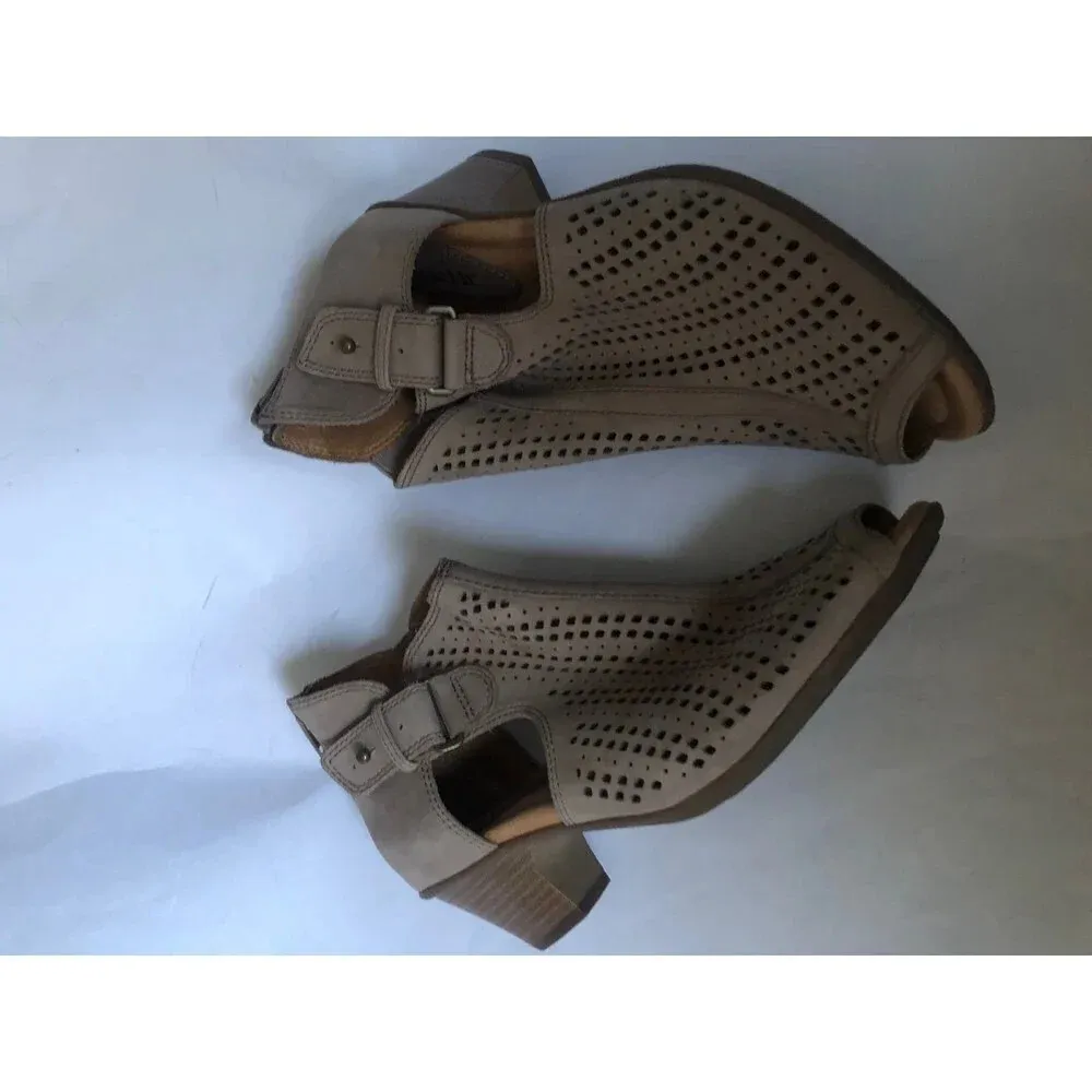 Earth Women’s Keri Taupe perforated ankle bootie sz 6.5B - Image 3