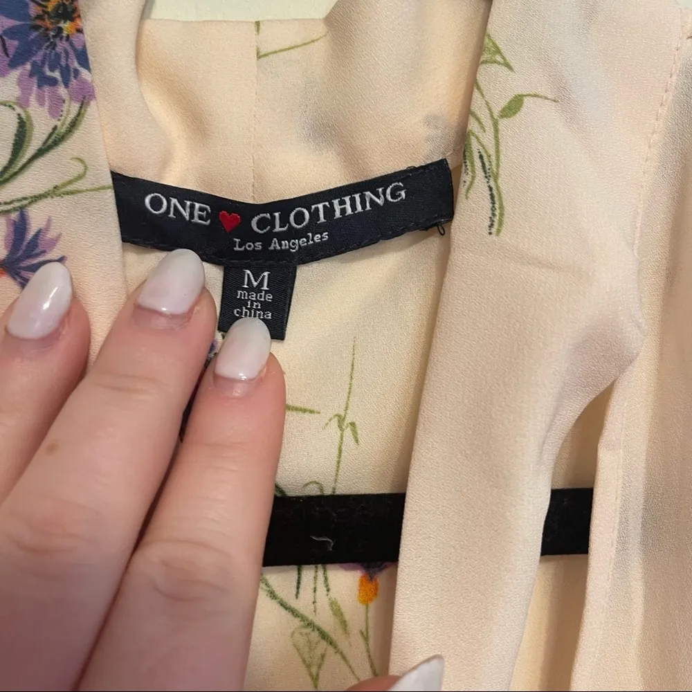 One Clothing Cream and Purple Floral Print Blouse with Neck Tie Size Medium - Image 5