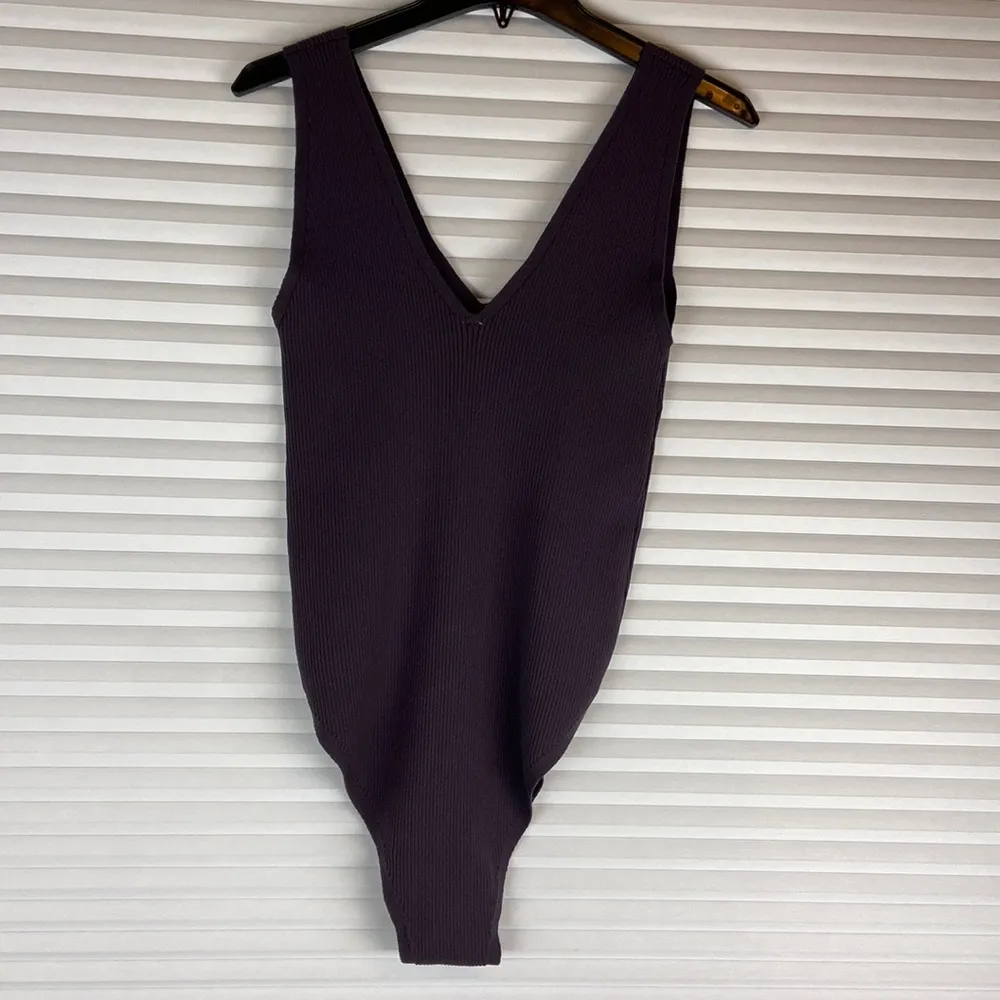 Ribbed Knit Bodysuit Sleeveless Double V-Neck Sleek Stretch Plum Purple Sz Large - Image 3