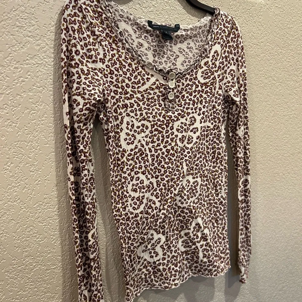 Marc By Marc Jacobs Floral Maroon and Cream Fitted Long Sleeve Blouse - Image 2