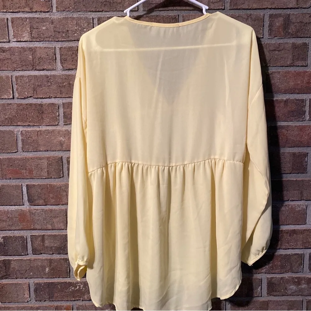 Light yellow vneck blouse by peach love size 1x - Image 2