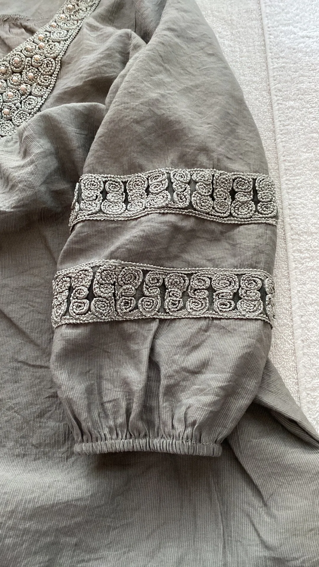 blouse loose fit deep neckline w/pearls & embroidery 3/4 sleeves Sz Lg - Image 9