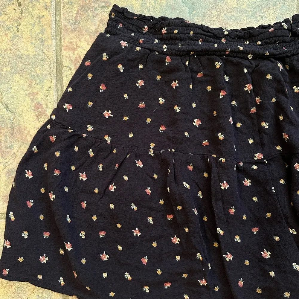 american eagle large floral light weight shorts with pockets - Image 4