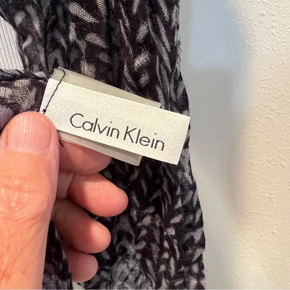CALVIN KLEIN scarf black gray excellent pre owned condition - Image 5