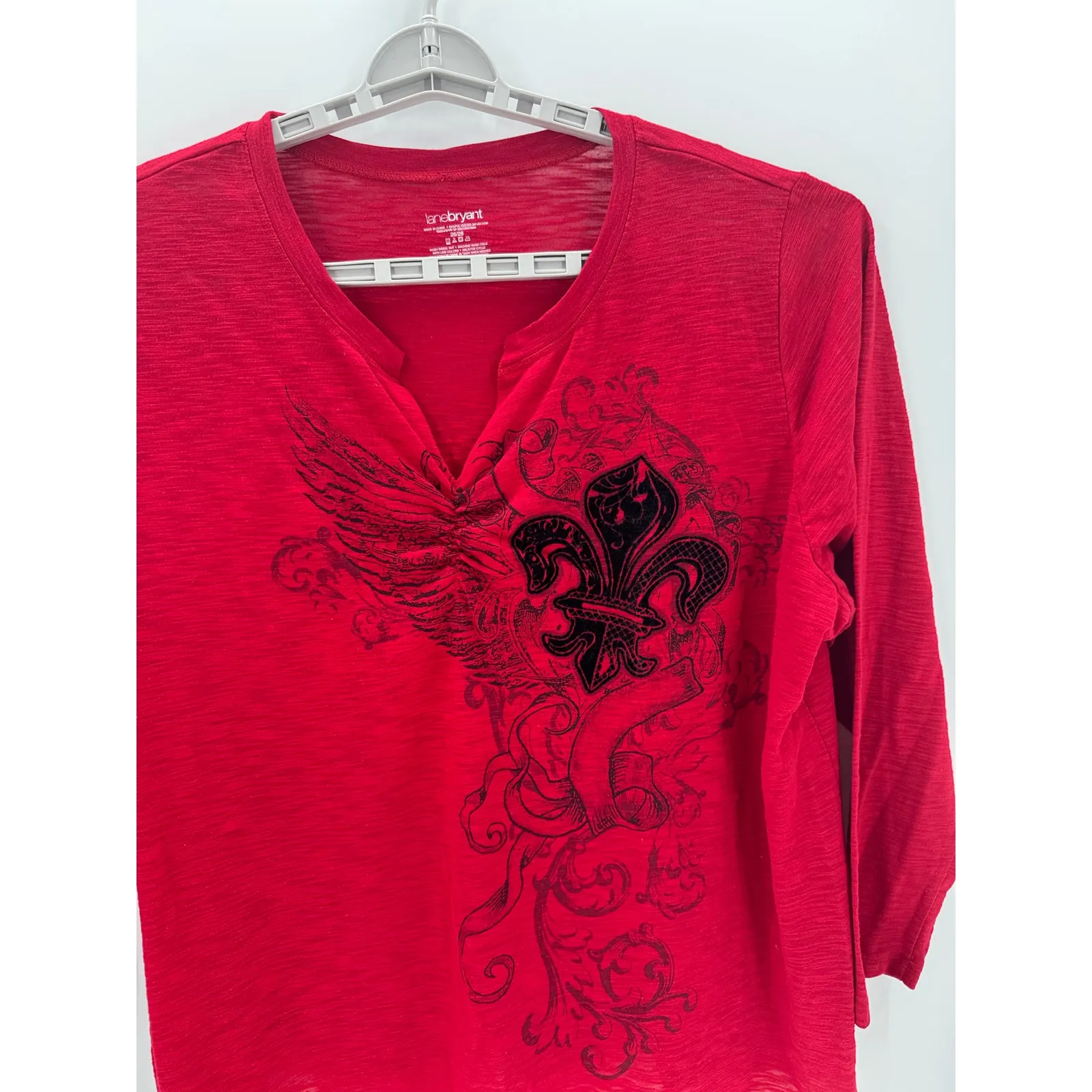 Lane Bryant True Y2K V-neck 3/4 sleeves fleur-de-lis wings graphic size 26/28 - Image 5