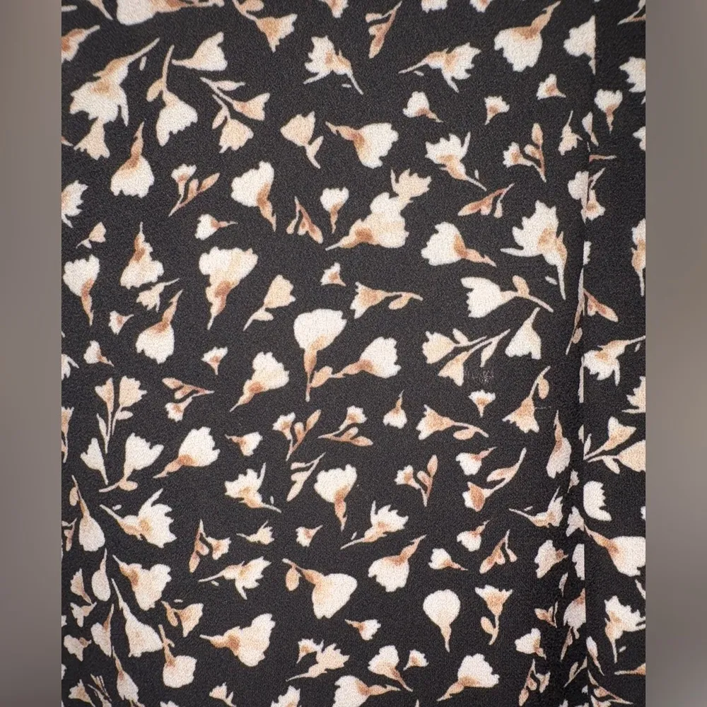 NWT Caroline Signature V-Neck Size 2X Black/Tan Floral Button Front Top - Image 5