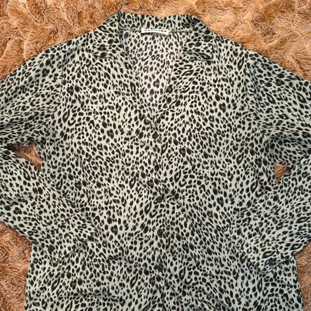 Ecowish  Leopard Print Long Sleeve Blouse size L - Image 10