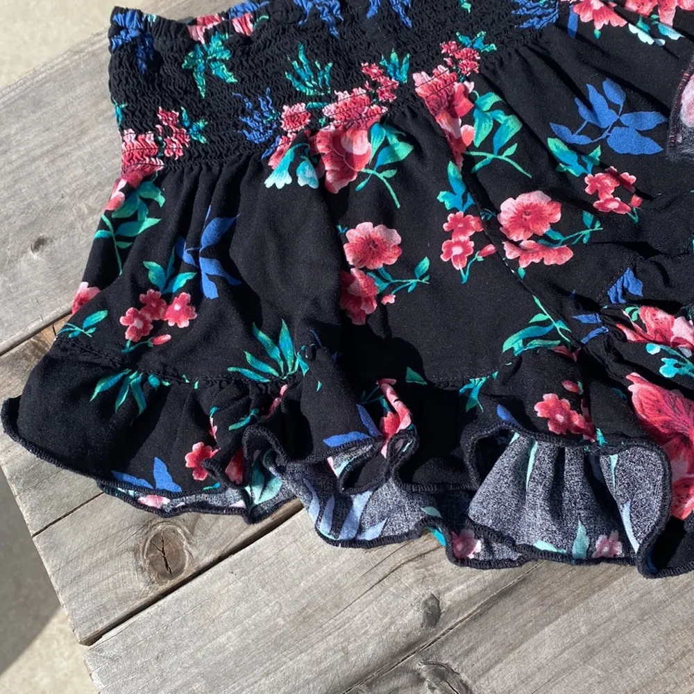 Hollister Black Floral Ruffle Trim Smocked Waist Shorts Size XS - Image 2