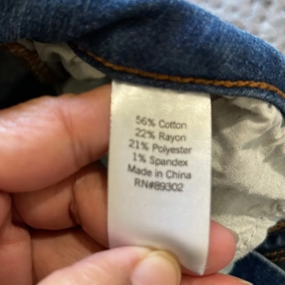 SO FAVORITE MIDI LOW RISE DENIM BLUE SHORTS SIZE 7 GUC #4629 - Image 6