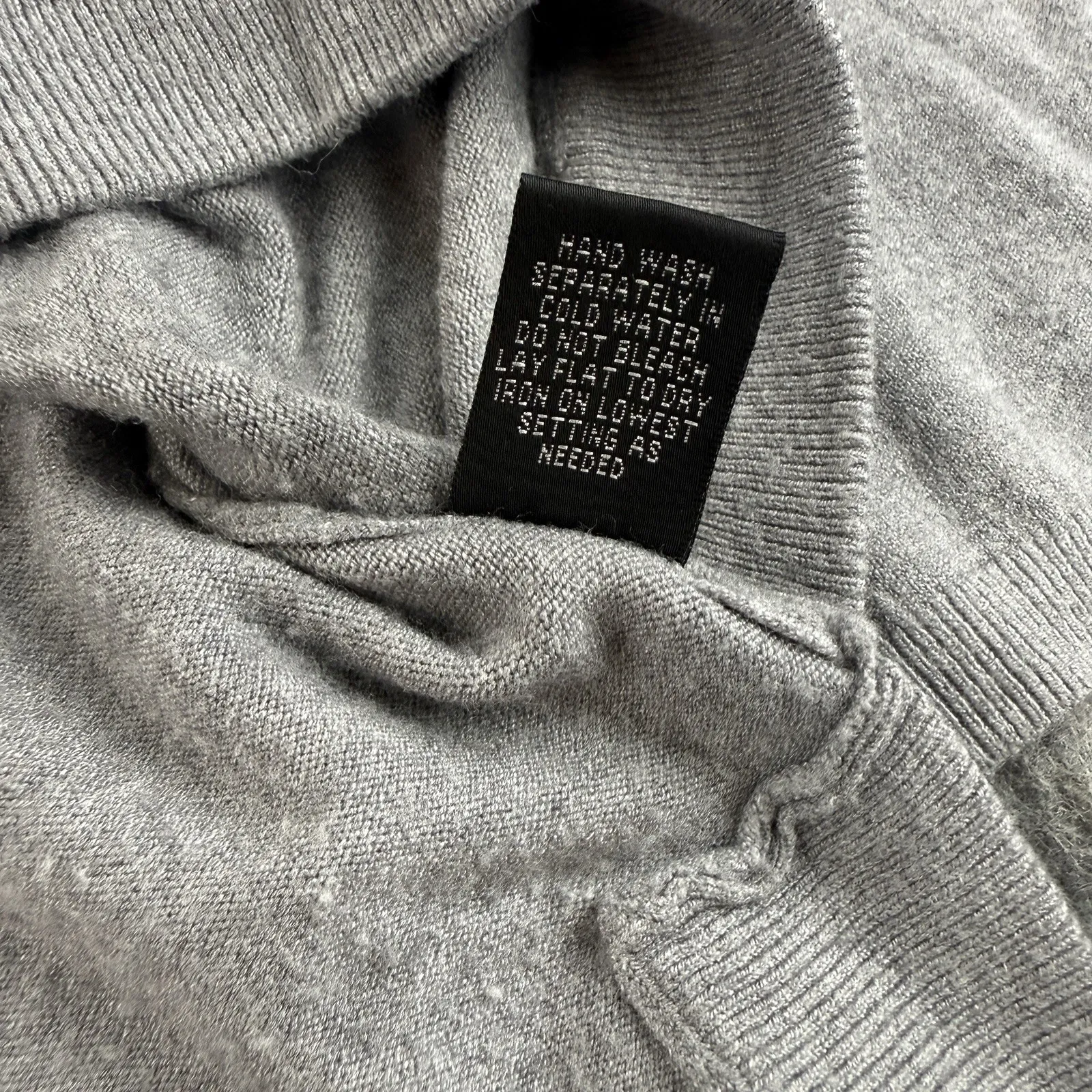 Cyrus‎ Women's Long Sleeve Light Gray Pullover Knit Sweater Zip Neck Size Medium - Image 3