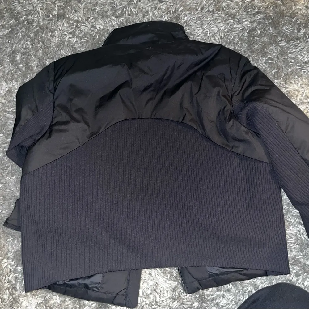Lululemon  soft matte insulated black cropped jacket size 10 - Image 6