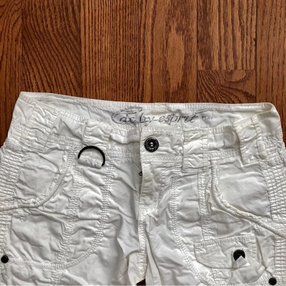 DC by Esprit Cargo Cuffed White Cotton Shorts Women’s Size O - Image 2