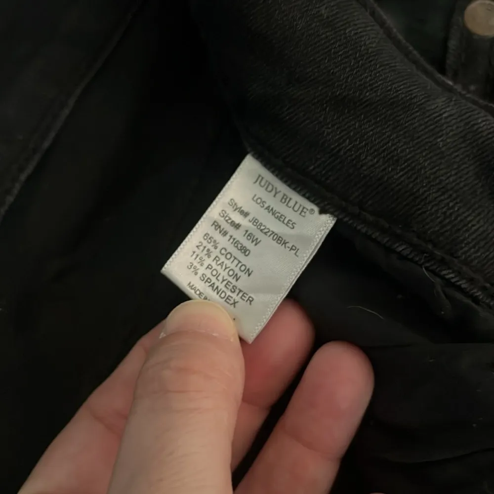 Judy Blue Black Wash Skinny Fit Capri Size 16W - Image 4