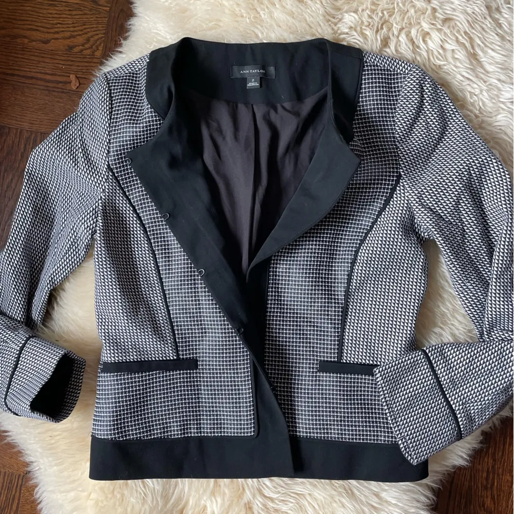 Ann Taylor Classic  black blazer cropped short fitting textured patterned jacket - Image 2