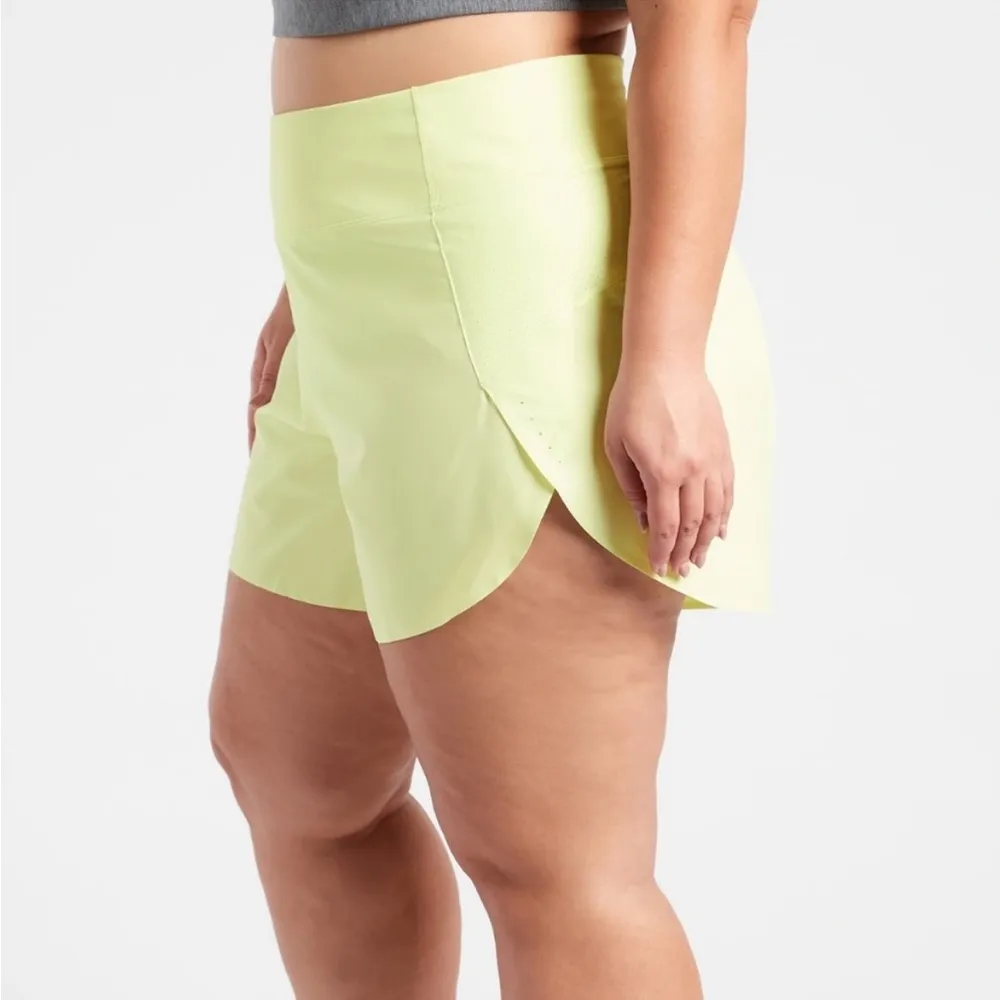 Athleta Run With It 4.5" Shorts Tequila Green NWT Large - Image 3