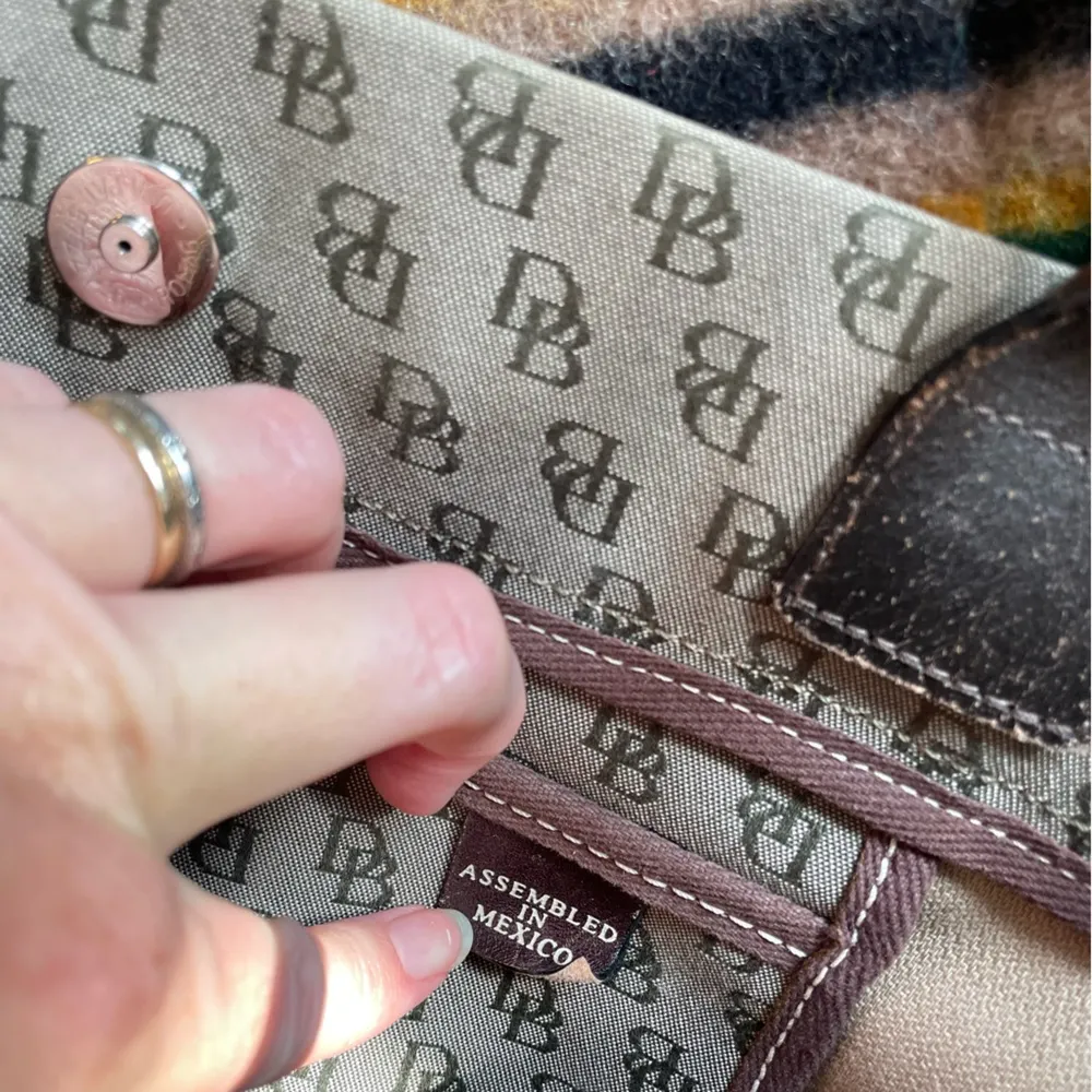 Vintage Dooney & Bourke Monogram Tassel Tote Tulip Tassel Large Green & brown - Image 7