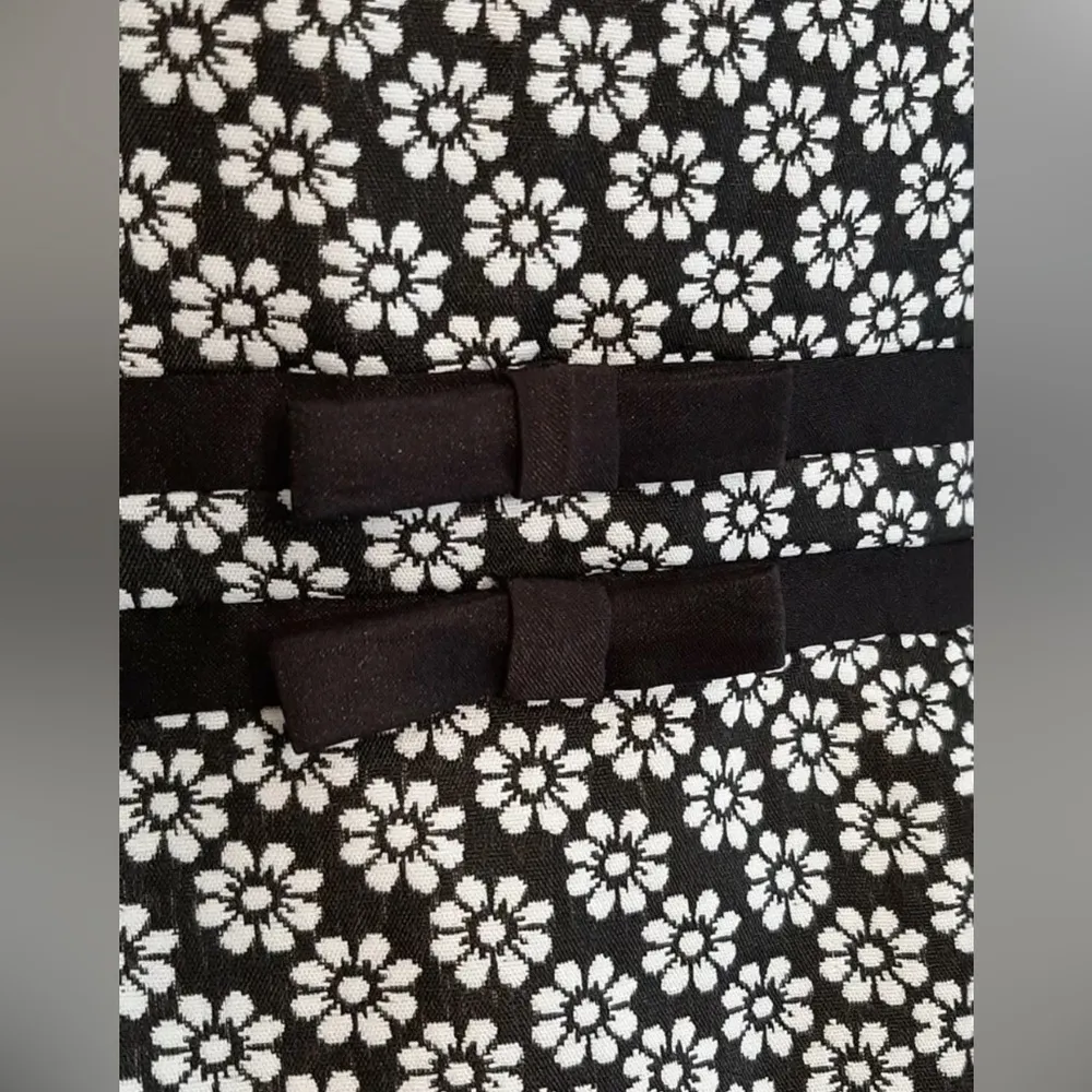 Black & White Retro Daisy Flower & Bows Sleeveless ModCloth Dress by Wendy Bird Size 2 - Image 4