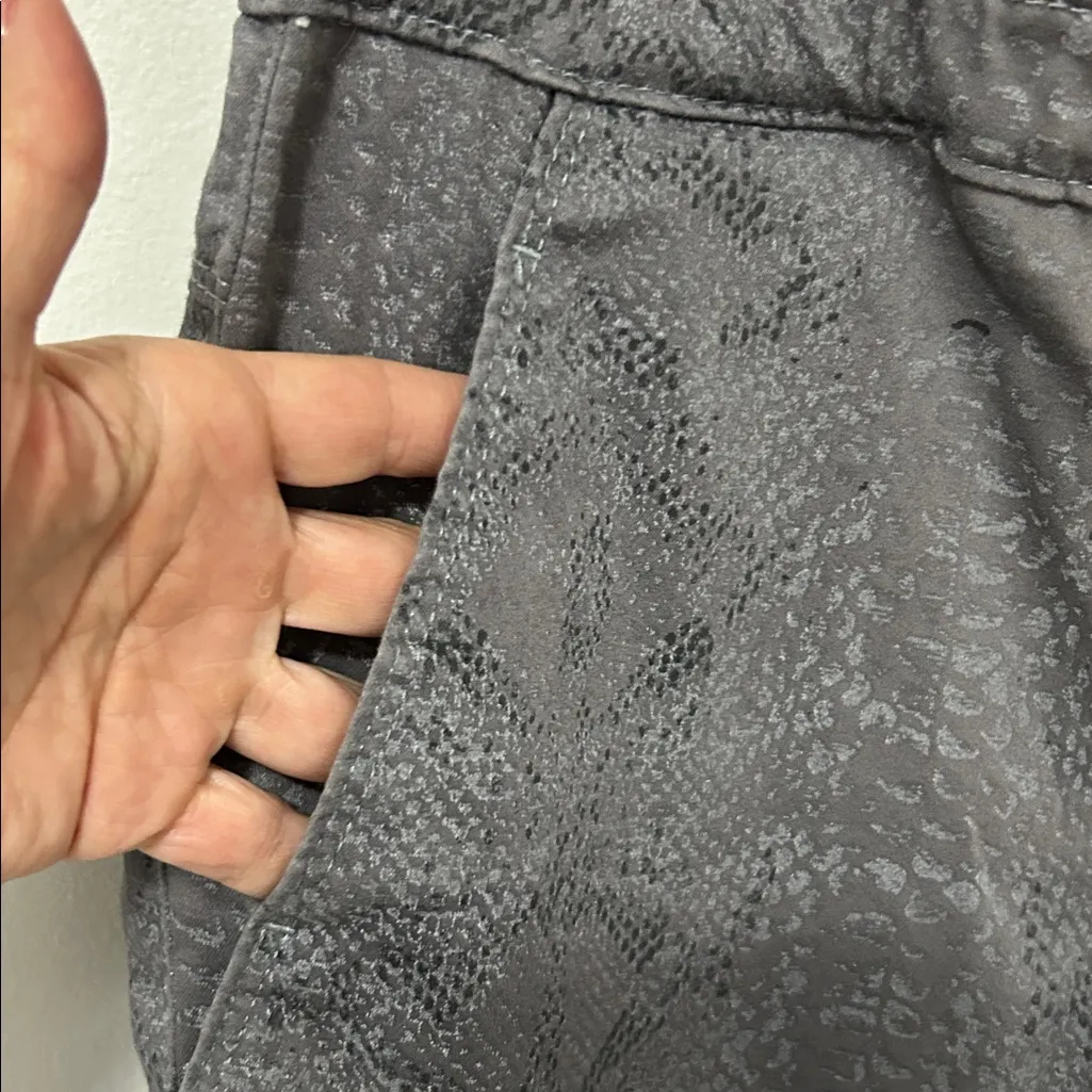 Bevy Flog Shely Gray Snake Print Pants Size 24 - Image 5