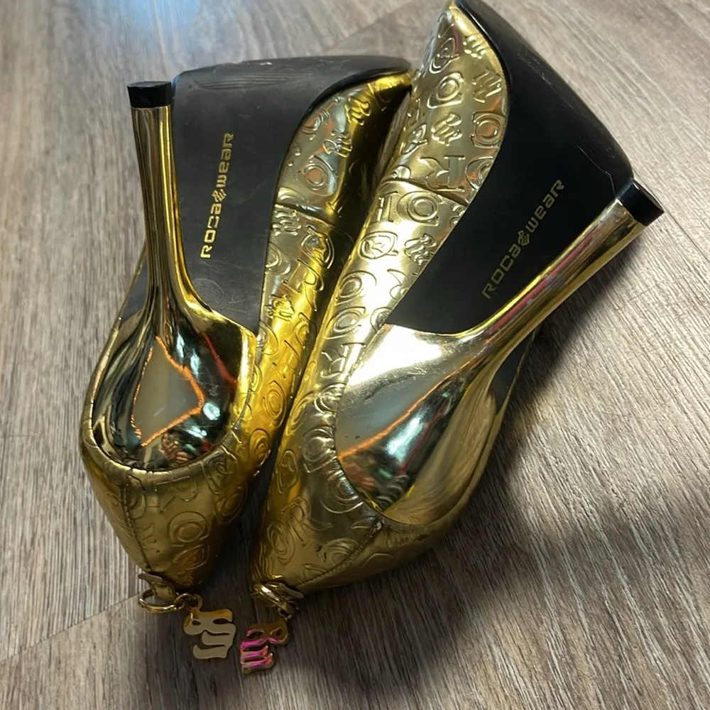 Rocawear Gold Embossed Women's Heels Size 8 - Image 15