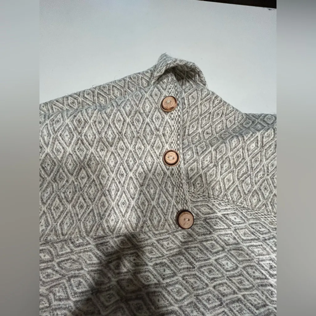NEW WINTER Beige Diamond Knit Shrug Poncho Button Detail One Size - Image 4