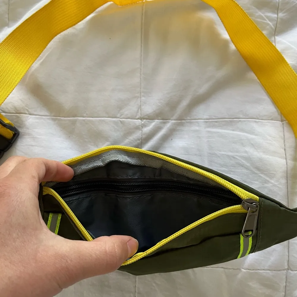 Like new: small fancy pack like bag Green - Image 2