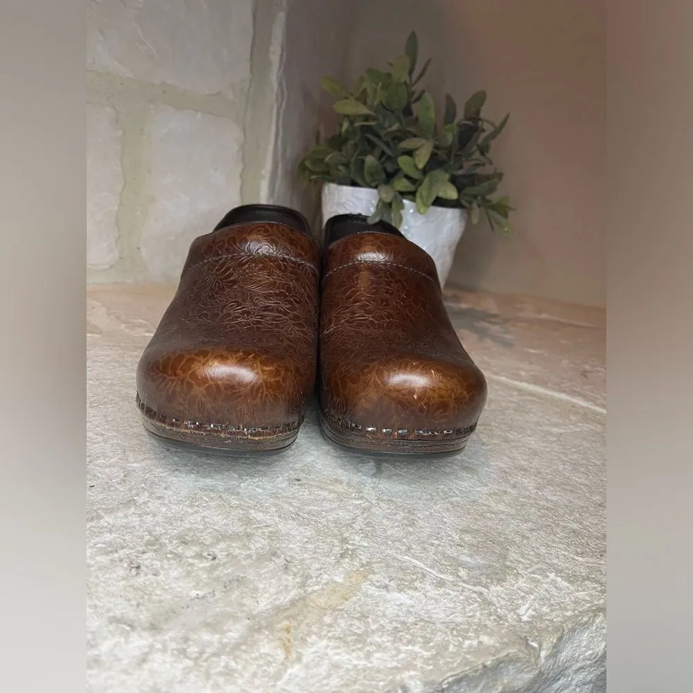 Dansko XP Floral Tooled Leather Brown Clogs Womens Size 5-5.5 / EU 36 - Image 2