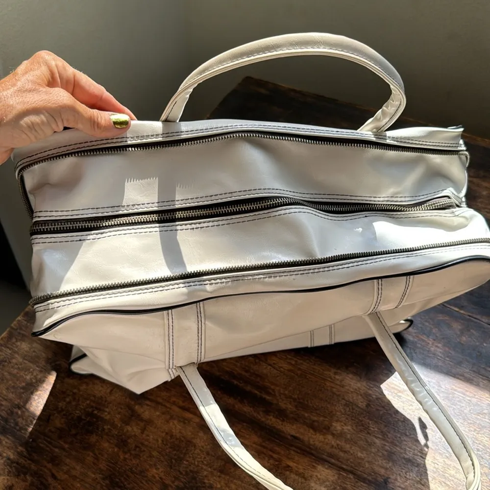 Vintage vegan white leather travel carry all bag with black piping - Image 3