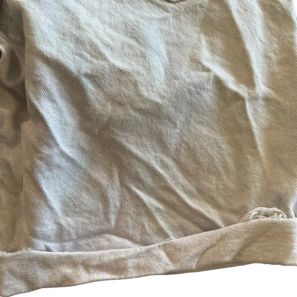 Zara women's size 4  distressed jean shorts, waist 15", inseam 7" - Image 3