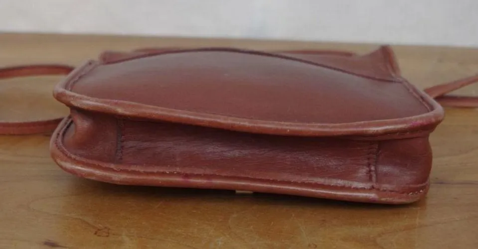 Small Leather Vintage Turnlock Coachesque Purse Brown - Image 8