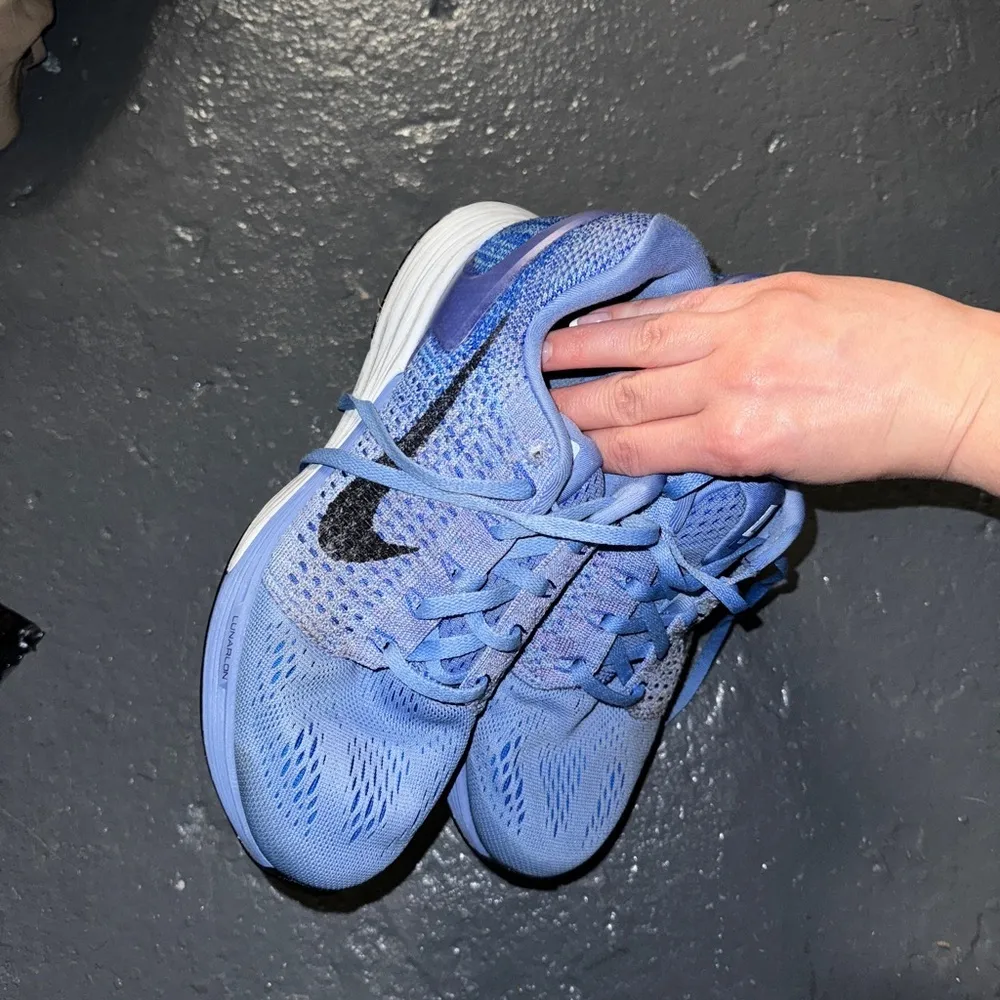 Nike sneaks - Image 2