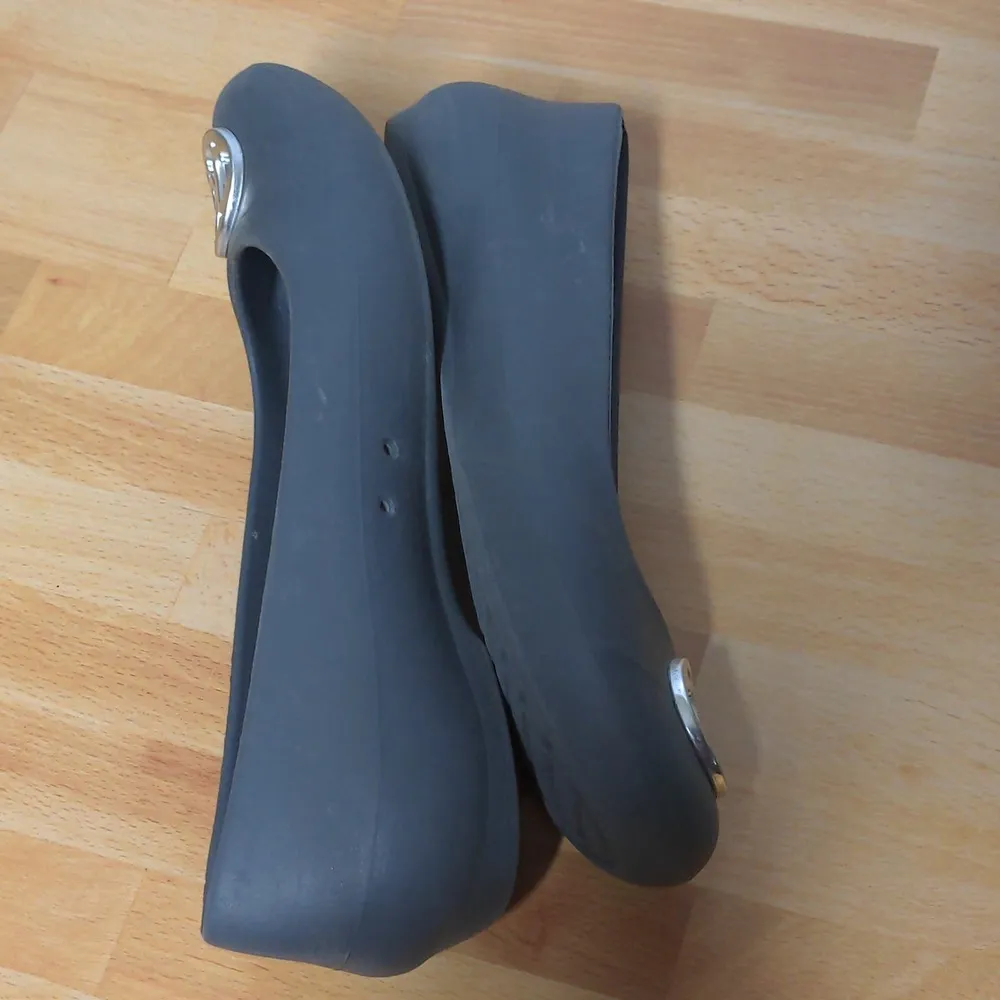 Crocs Gray and Silver Gianna Ballet Flats Medallion Disc - Size 7 - Image 4