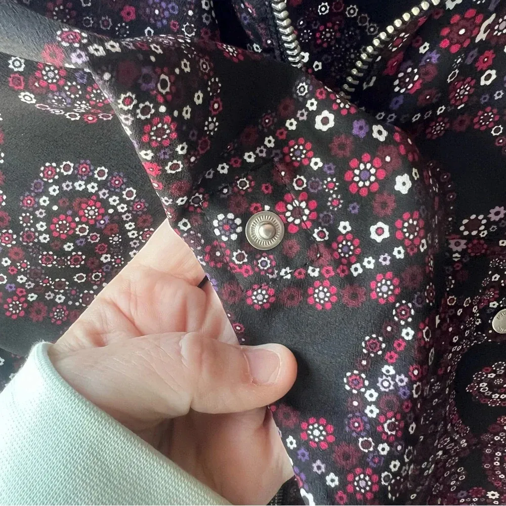 zip up long sleeve blouse w/2 pockets and cute zipper pull size M - Image 4