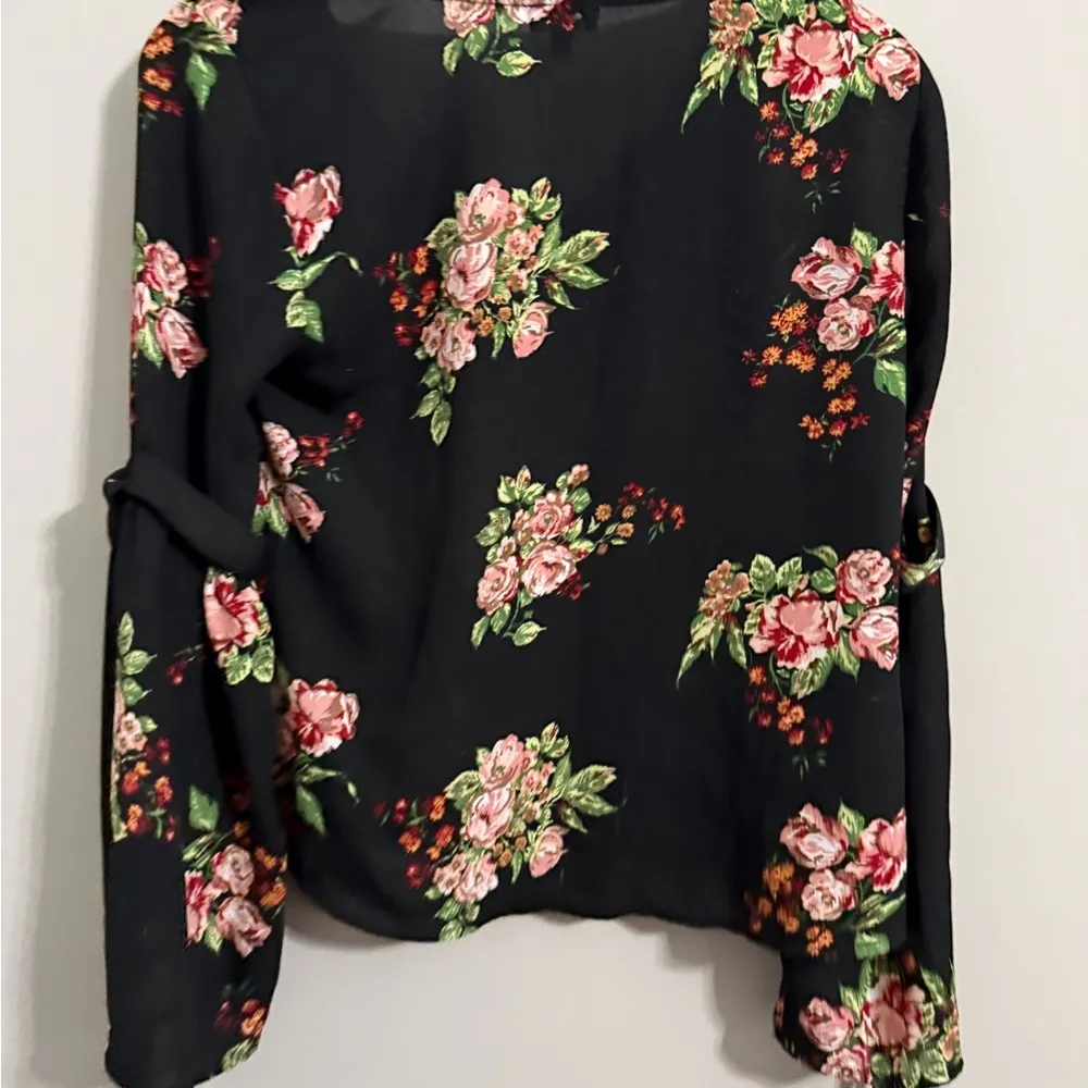 Lily Rose Black‎ and Pink Bell Sleeve Blouse with Tie Front - Image 4