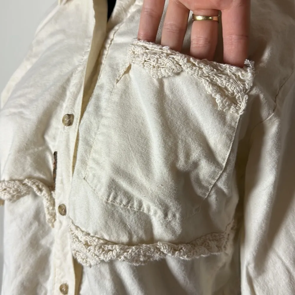 VTG CREAM WESTERN LACE BUTTON UP LONG SLEEVE HIGH LOW UNIQUE SHIRT - Image 4