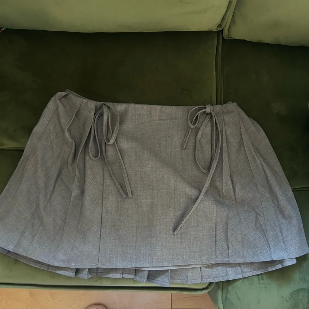 Superdown x Revolve Paloma Gray Pleated Academia Mini Skirts NWT Size XS - Image 4