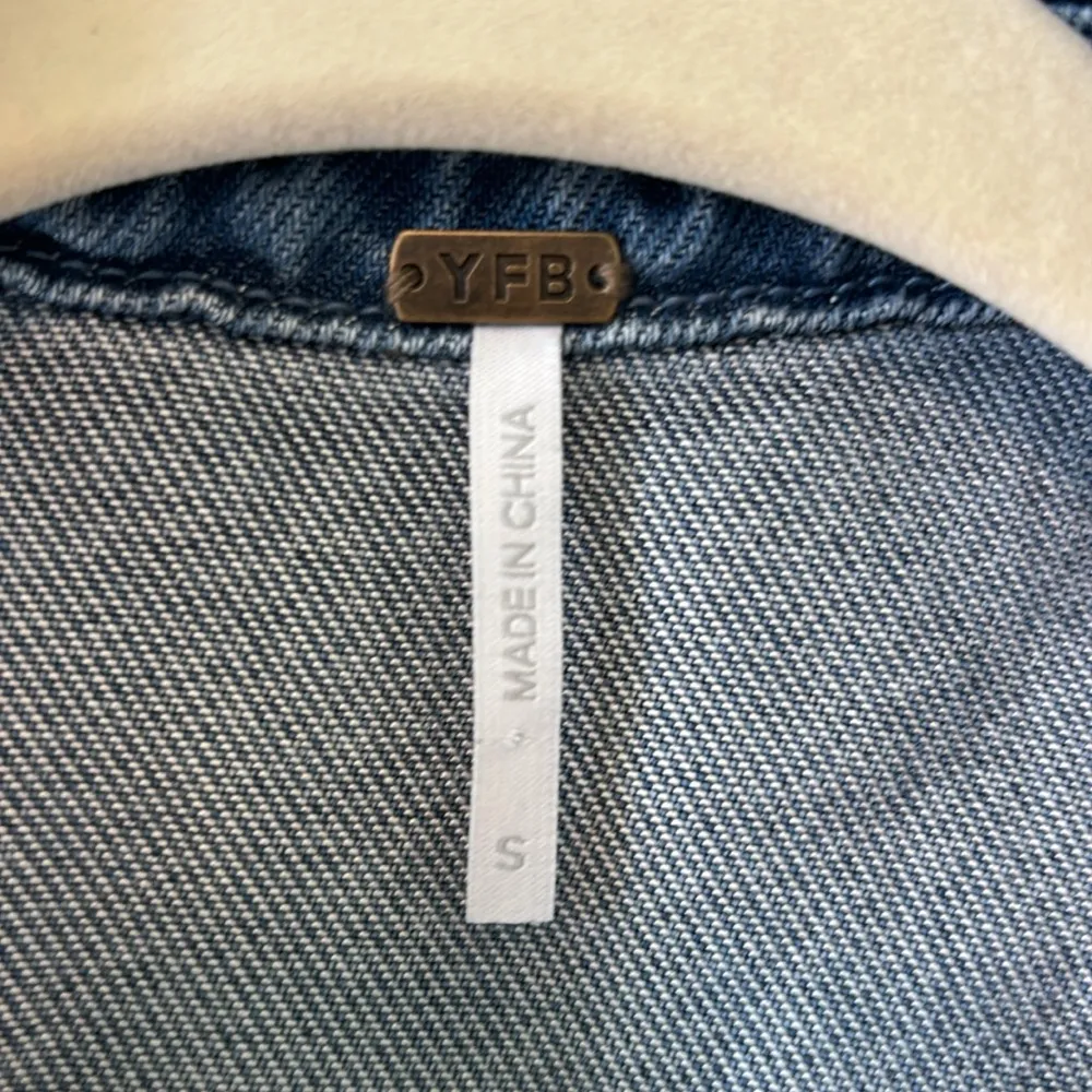 Women’s YFB Cropped Loose Fitting Medium Blue Denim Vest Top Sz S NWT - Image 3