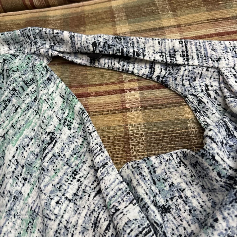 BCBGMaxAzria Gray and White Ruffled Sleeveless Blouse - Image 7