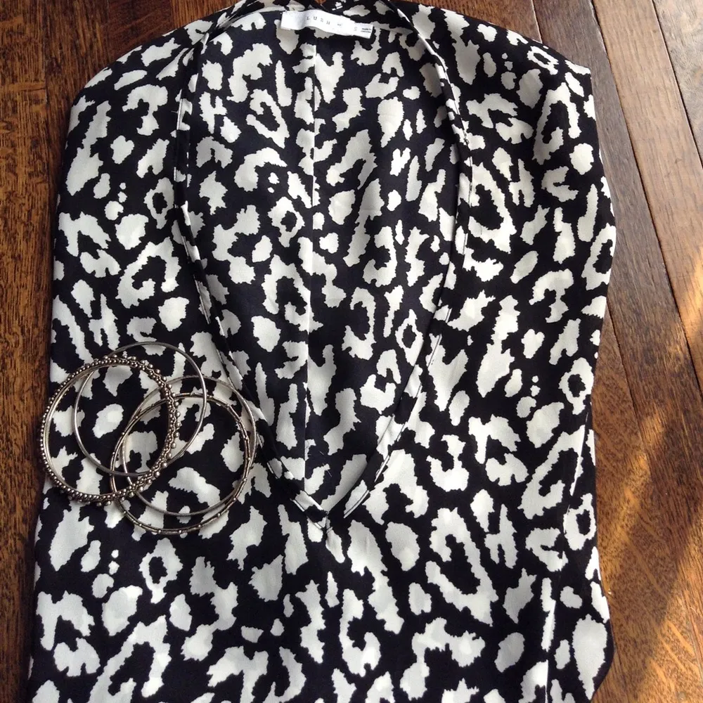 Black and white patterned blouse - Image 4