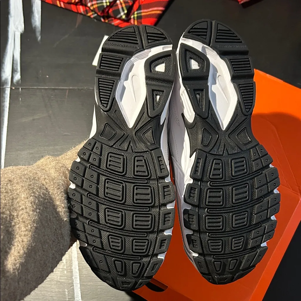 NWT Nike Women's INITIATOR White and Black Athletic Shoes - Image 4