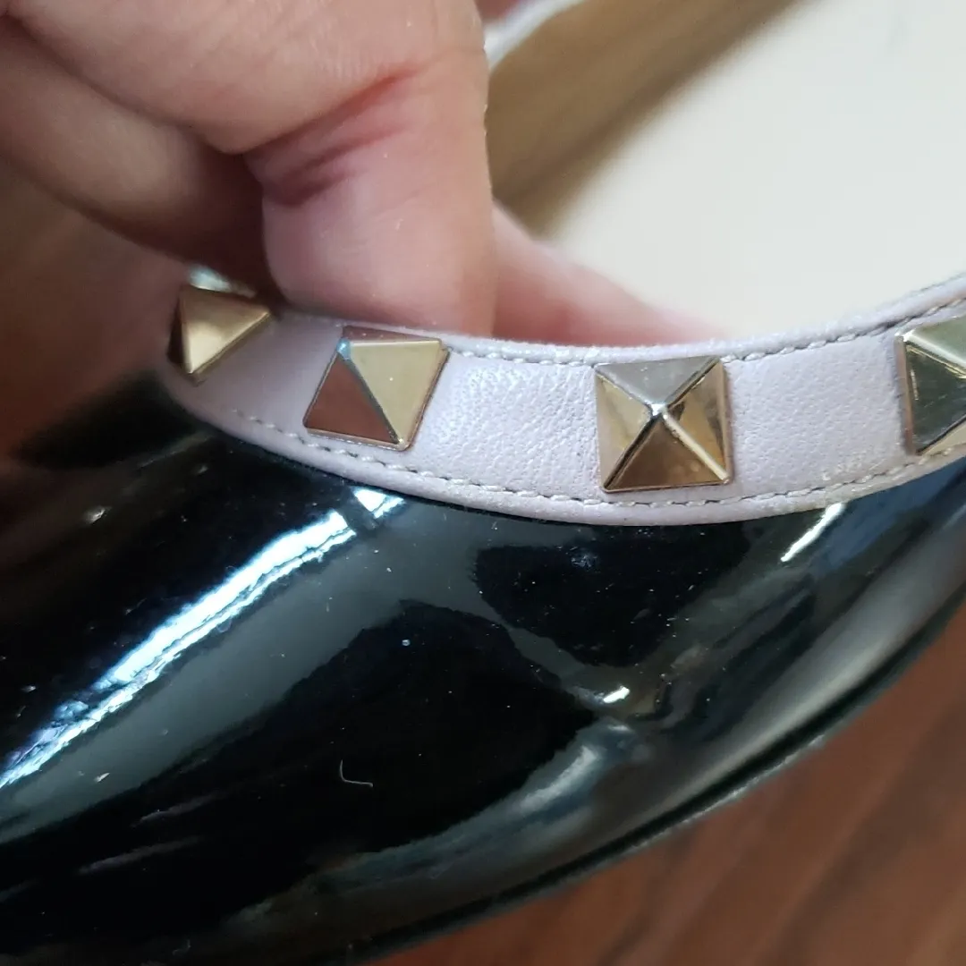 Valentino Black Patent Leather Ballet Flats Pink Trim Gold Studs Size 39.5 - Image 10