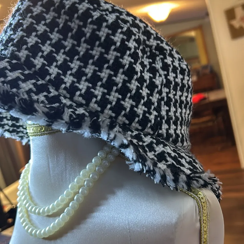 Liz Claiborne Black & White Winter Bucket Hat. - Image 5