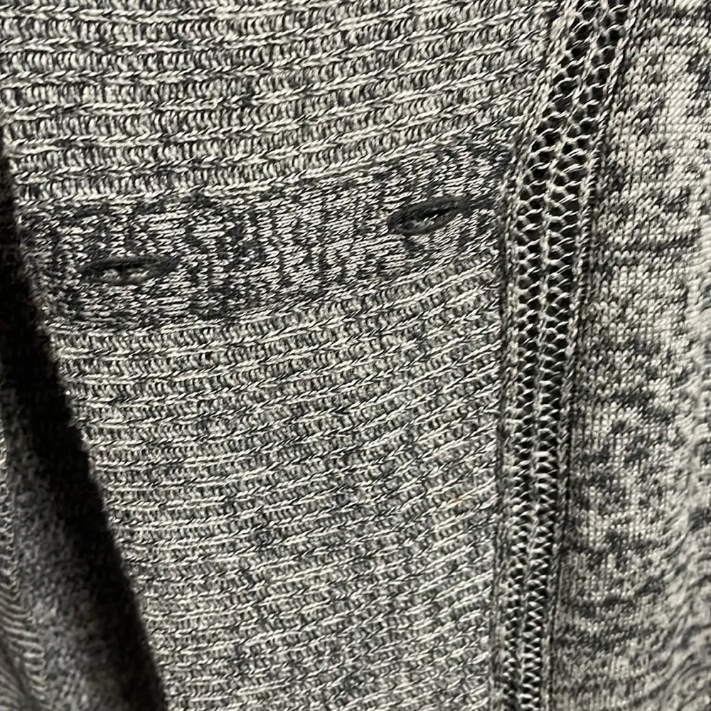 Lululemon Breeze Easy Wrap in Heathered Light Grey & Deep Coal - Image 6