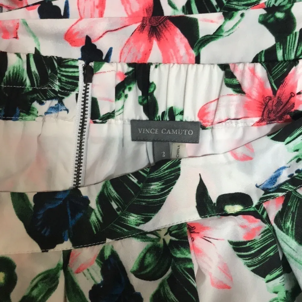 Vince Camuto Size 2 Spring Floral Print & Zipper Closure Skirt. New With Tags. - Image 3