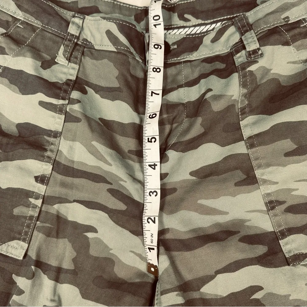 New NWOT Caslon Rolled Cuff Twill Shorts In Green Spring Camo SIZE 8 Summer - Image 11