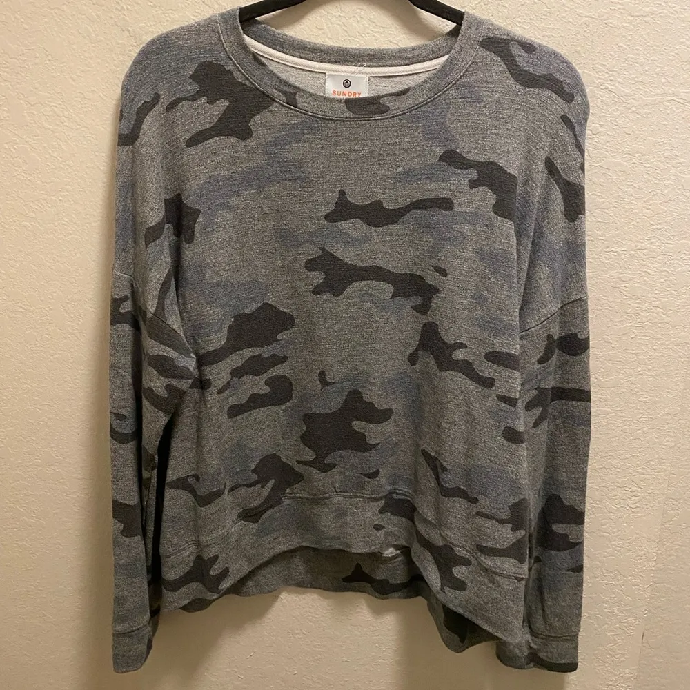 Sundry Heather Grey Camo Print Sweatshirt Size 3(L) - Image 4