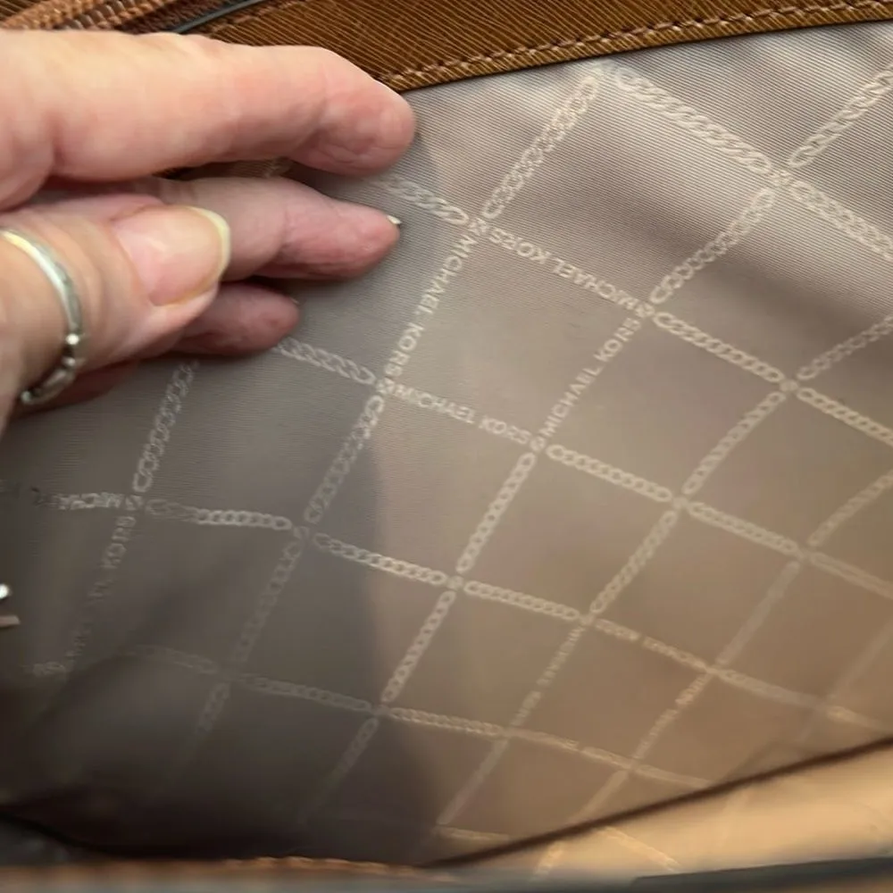 Michael Kors brown leather handbag lots of pockets roomy and adjustable handles - Image 15