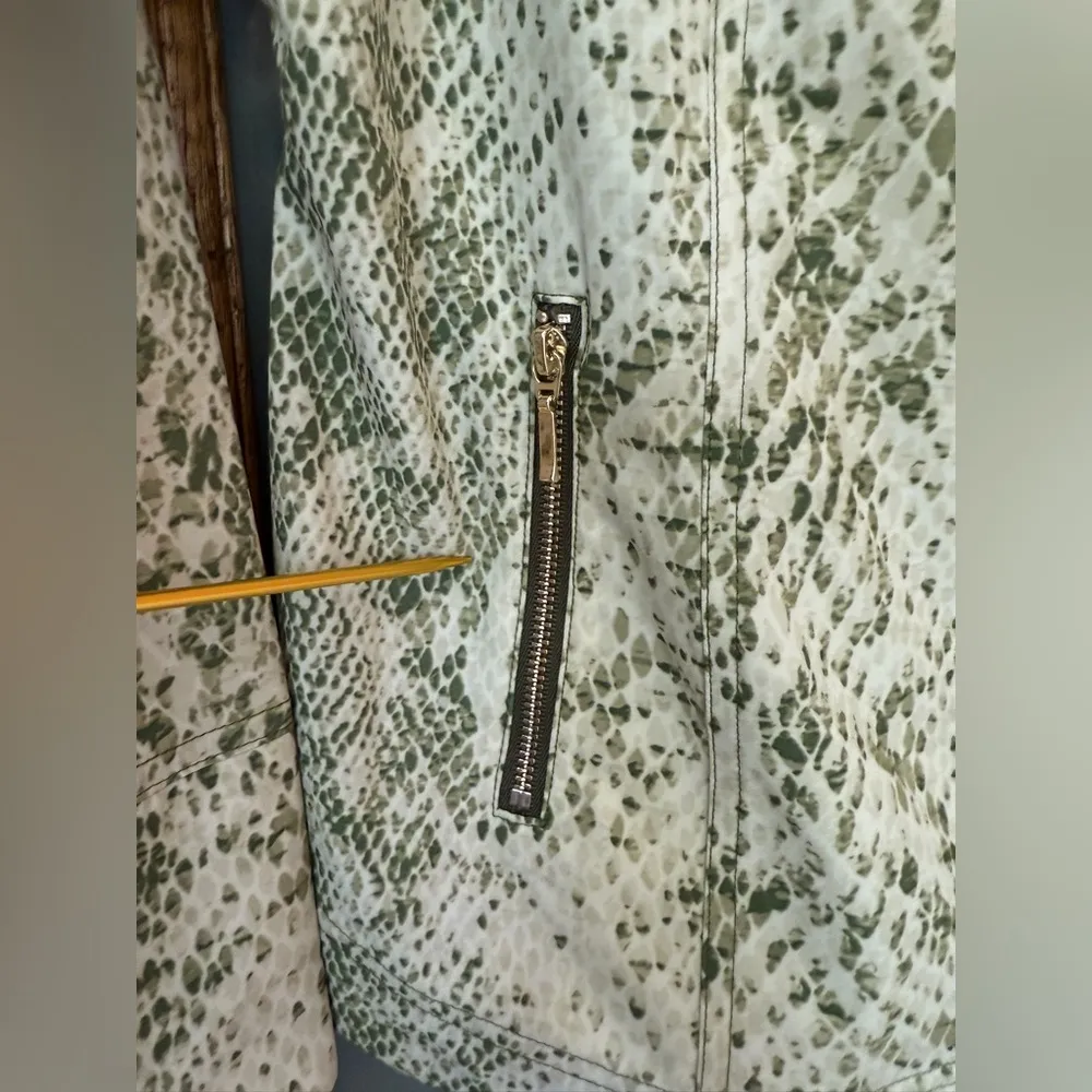 Chico’s Women Zenergy Zeema Olive Hooded Spring Zipup Snakeskin Print Jacket - Image 3