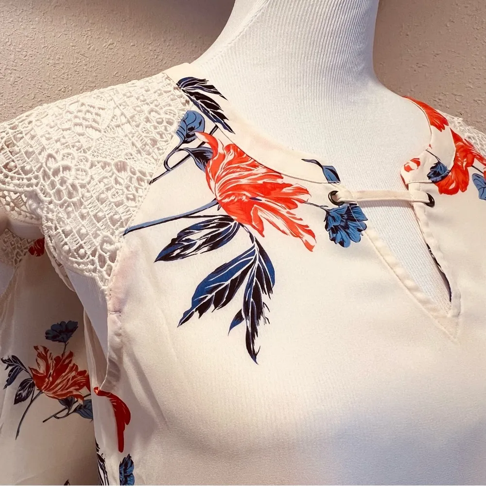 MAURICES sleeveless top blouse size medium floral lace - Image 2